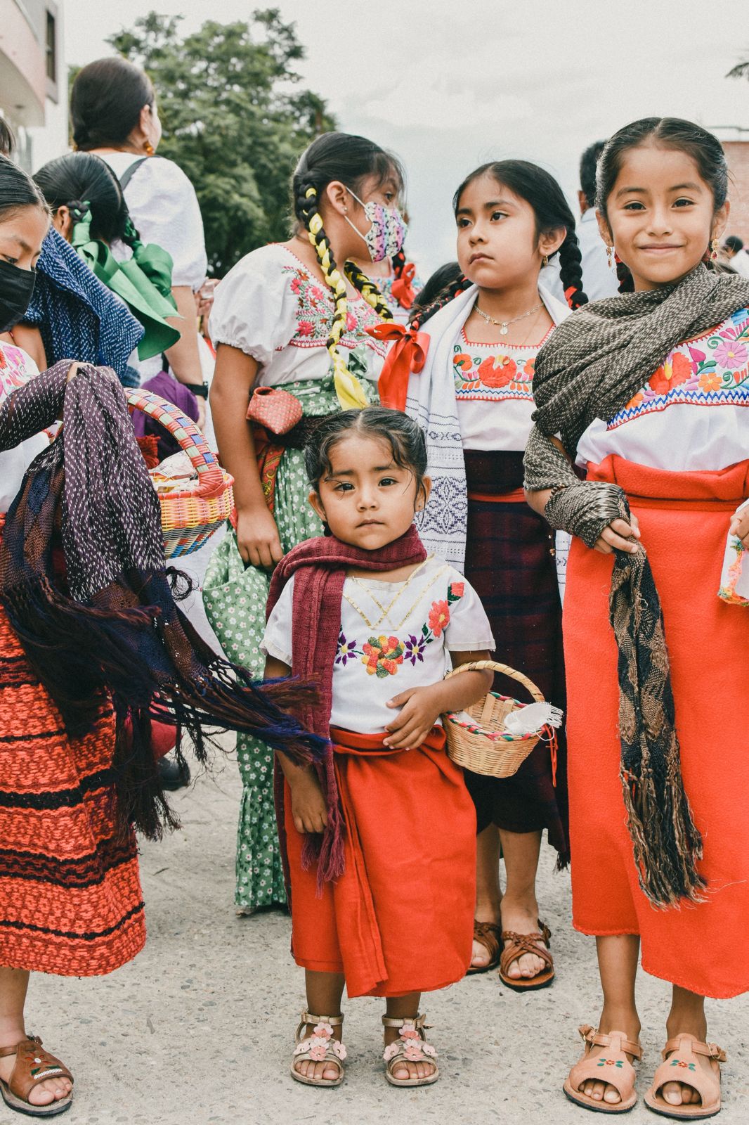 Personas entregando cajas de donación
